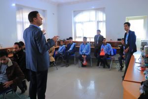 طلاب المسابقة المنهجية يزورون معامل الجامعة