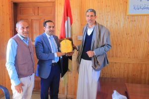الجامعة التخصصية الحديثة تكرم مدير التربية بالامانة