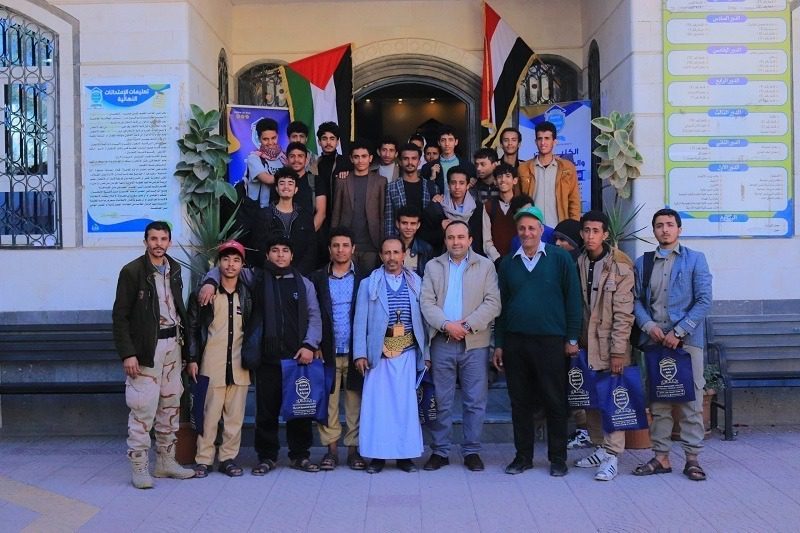 طلاب مدرسة الكبسي في زيارة للجامعة