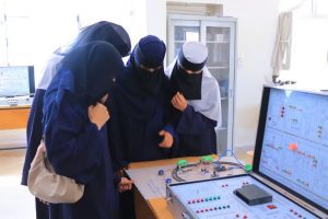 زيارة طالبات مدارس الشورى الى الجامعة التخصصية الحديثة