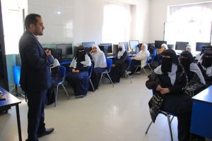 طالبات مدرسة فخر اليمن في زيارة للجامعة التخصصية الحديثة