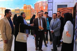 معرضا فنيا في فن الخط والزخرفة
