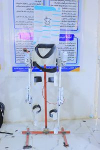 طلبة المعدات الطبية بالجامعة التخصصية يبتكروا جهاز يساعد المعاقين على المشي
