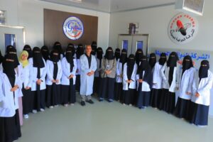 طلبة الصيدلة في زيارة علمية إلى شركتي الدوائية والعالمية | الجامعة التخصصية الحديثة