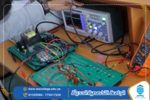 معمل المتحكمات الدقيقة والانظمة المدمجة في هندسة الميكاترونكس الجامعة التخصصية الحديثة