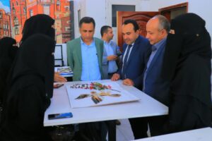 طلبة المستوى الأول بالجامعة التخصصية الحديثة | الملمس في التصميم الداخلي | عالم الملمس لاستكشاف الخامات والمواد | توظيف الملمس والضوء واللون