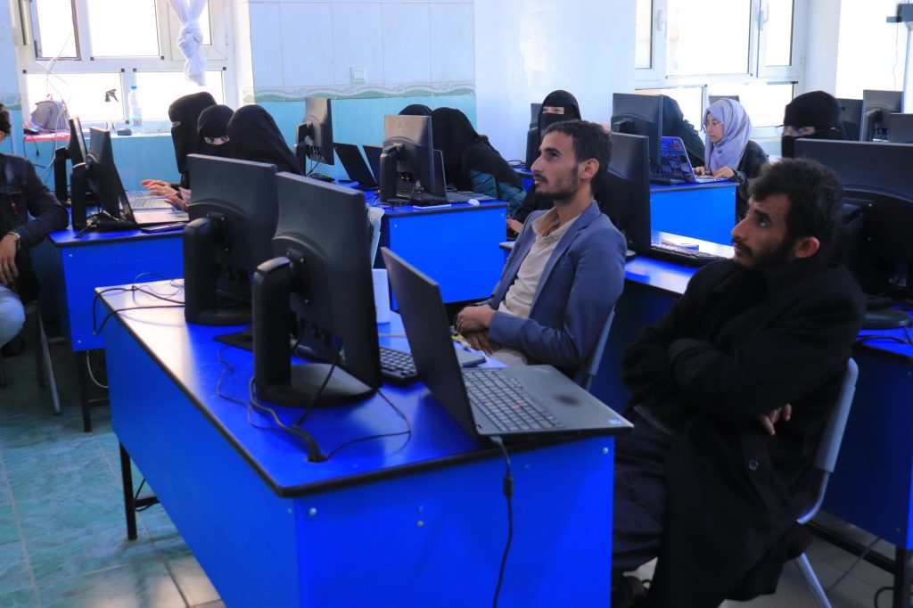 مناقشة مشاريع قسم تقنية المعلومات مستوى ثالث