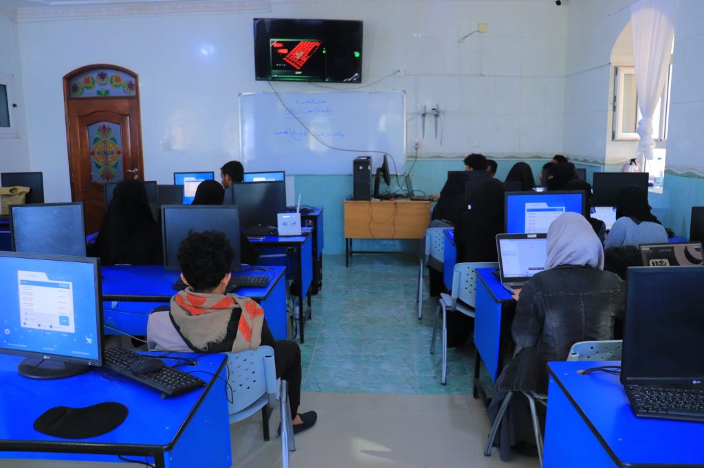 مناقشة مشاريع قسم تقنية المعلومات مستوى ثالث