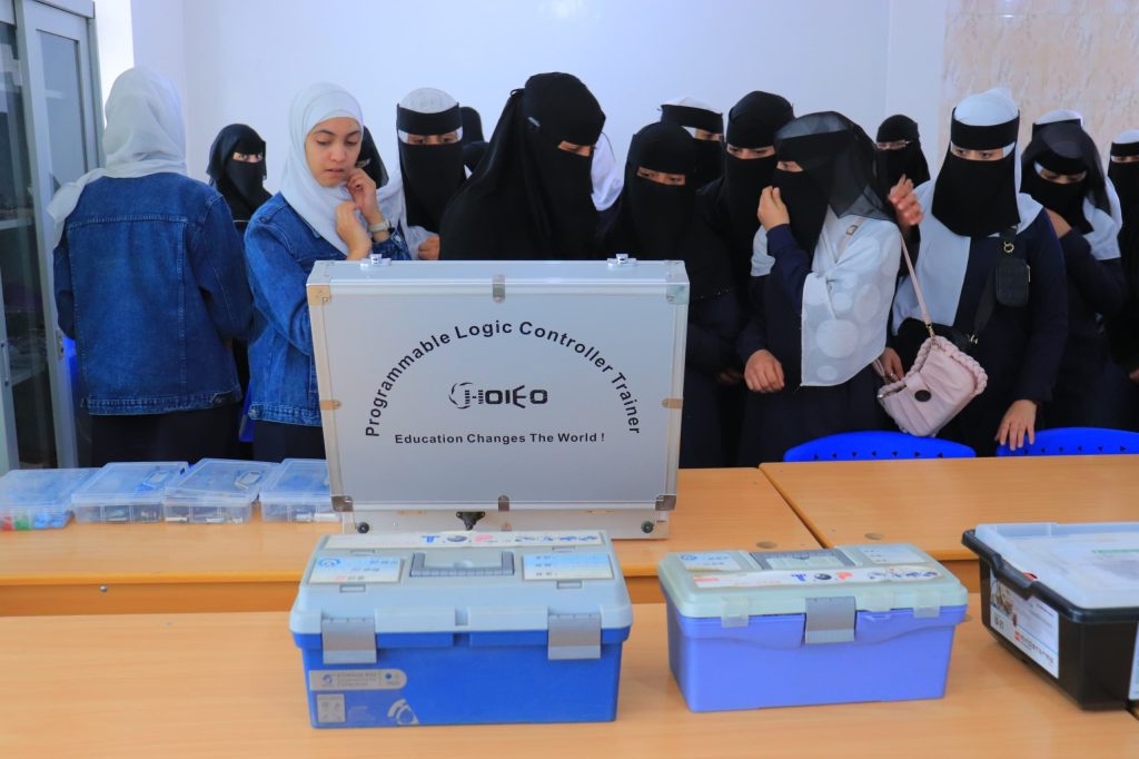 طلبة مدارس الواحة في زيارة علمية مثرية للجامعة