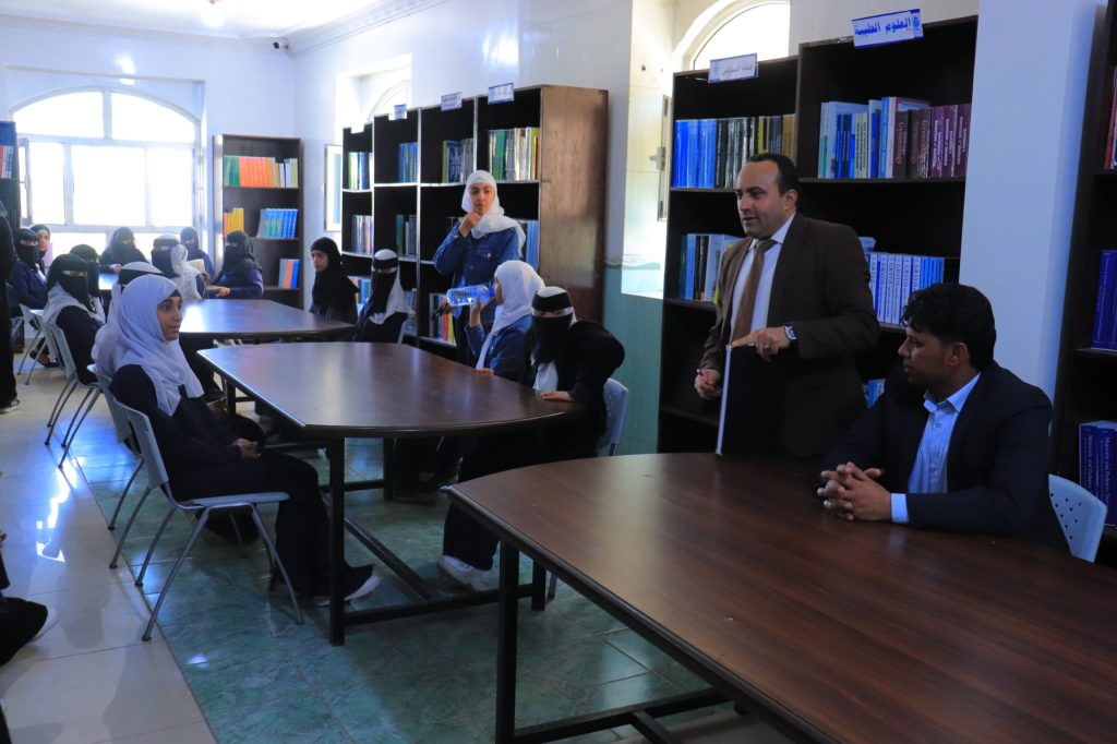 طلبة مدارس الواحة في زيارة علمية مثرية للجامعة