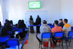 مناقشة مشاريع لطلبة الجرافيكس