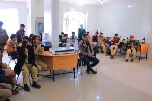 Al-Kibsi School students on a scientific visit to modern specialized university
