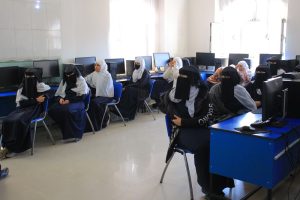 طالبات مدرسة فخر اليمن في زيارة للجامعة