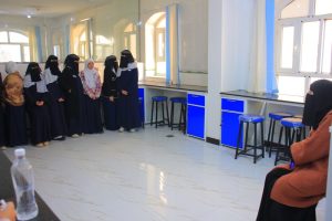 طالبات مدرسة فخر اليمن في زيارة للجامعة التخصصية الحديثة