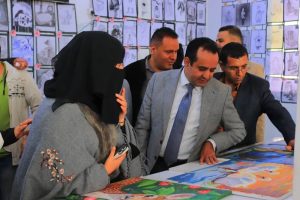 معرضا فنيا في الرسم الحر