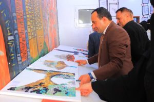 معرضا فنيا في فن الخط والزخرفة