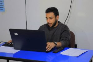 مناقشة مشاريع مقرر تصميم العلامات التجارية والشعارات