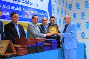 تكريم الكادر المبدعين في الجامعة التخصصية الحديثة