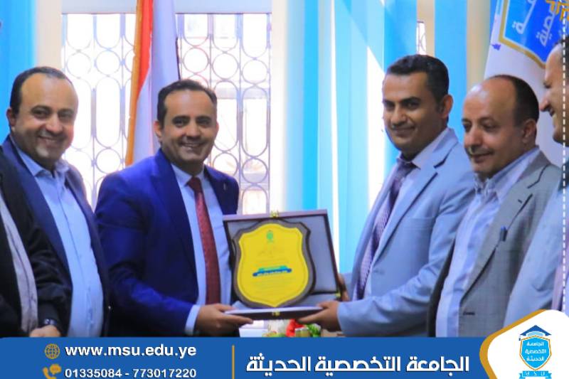 الجامعة التخصصية تكرم الدكتور عادل الشميري بدرع التميز البحثي