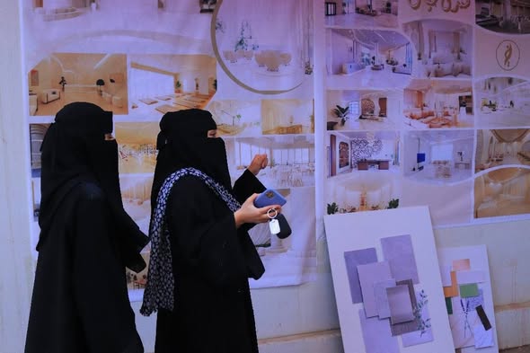 مناقشة مشاريع مقرر تصميم داخلي 3