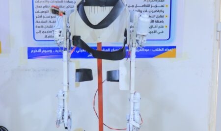 طلبة المعدات الطبية بالجامعة التخصصية يبتكروا جهاز يساعد المعاقين على المشي