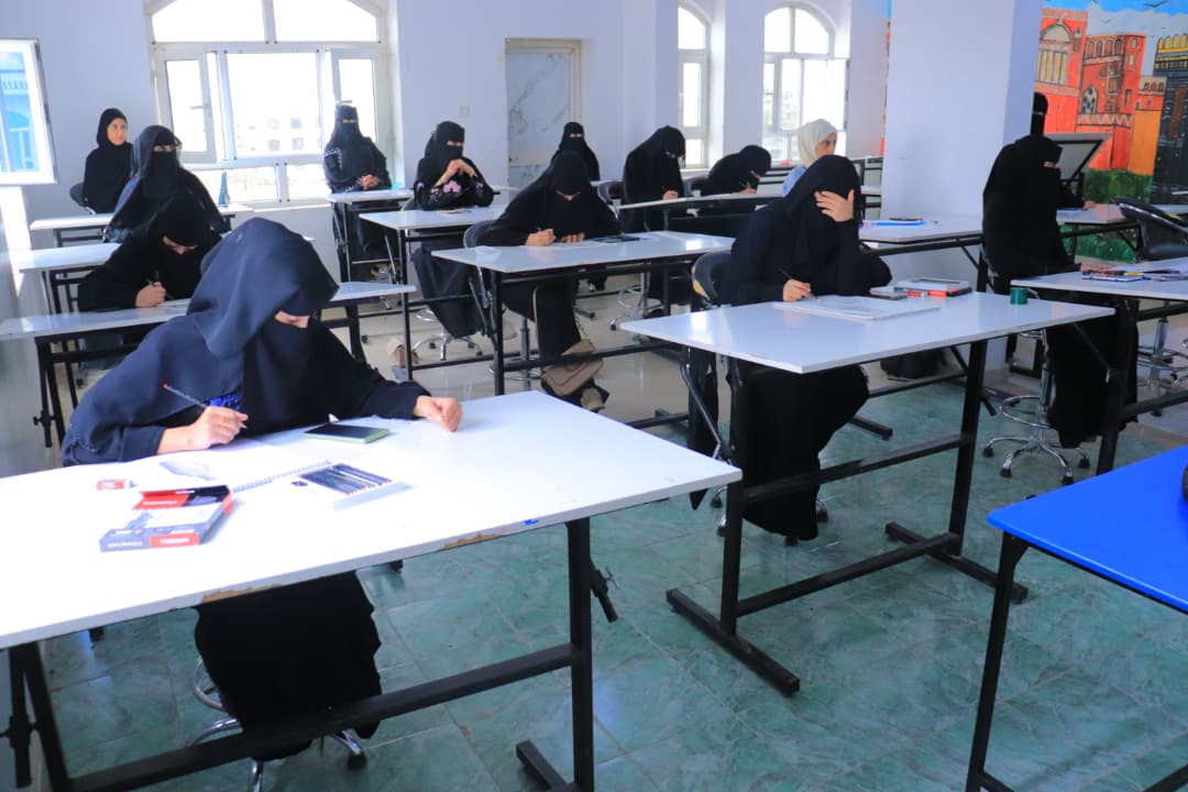 الجامعة التخصصية الحديثة تقيم دورة الرسم الحر لطلبة التصميم الداخلي