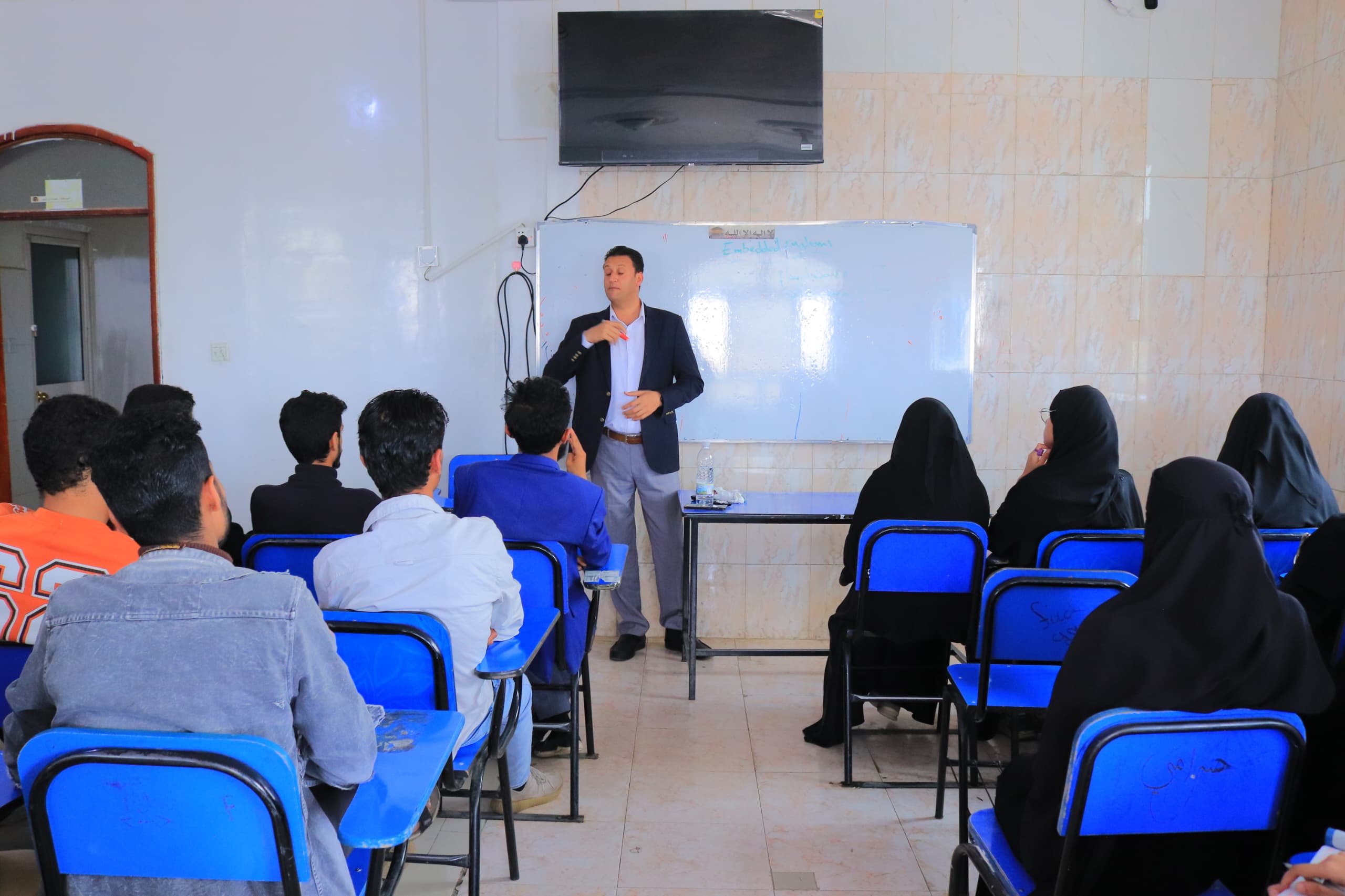 الجامعة التخصصية الحديثة تدشن دورة انظمة مدمجة الاردوينو