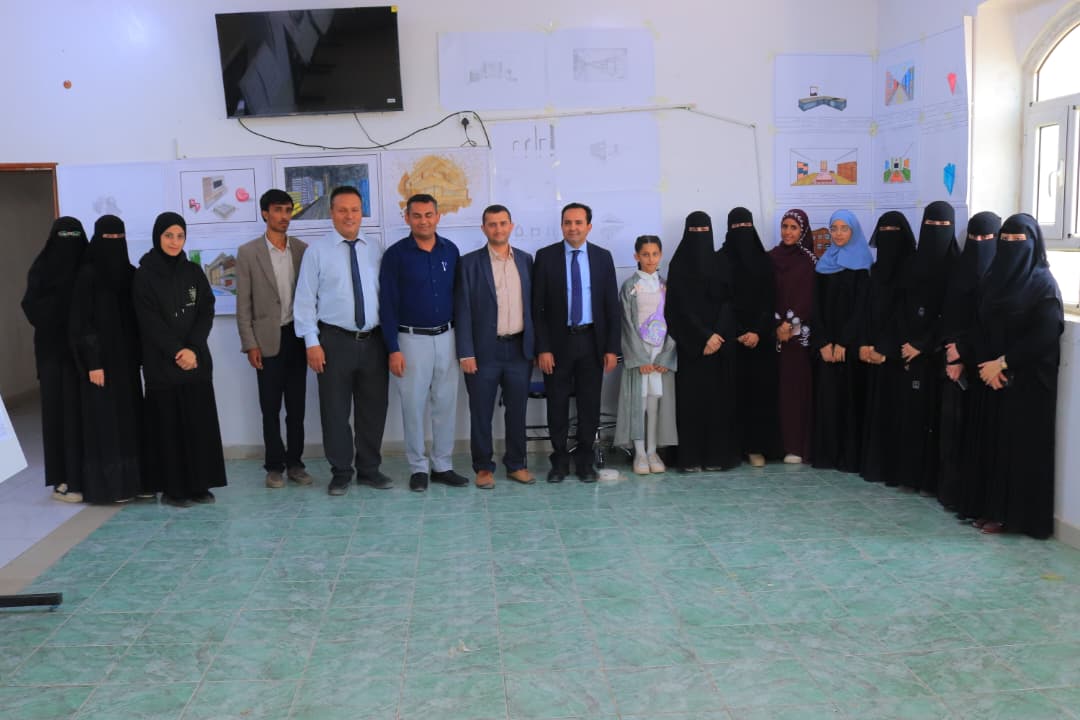 رئيس الجامعة يزور معرض الظل والمنظور لطلبة هندسة التصميم الداخلي