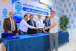 تكريم الاوائل بالدروع والشهائد