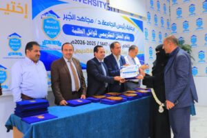 تكريم الاوائل بالدروع والشهائد