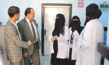 أمين عام الجامعة التخصصية الحديثة يتفقد التدريب السريري للطلاب