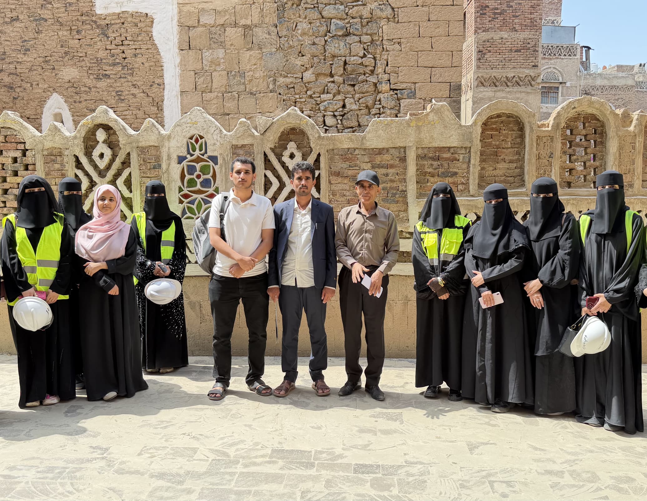 نزول ميداني لطلبة قسم التصميم الداخلي إلى مدينة صنعاء القديمة | نزول ميداني لطلبة التصميم الداخلي إلى صنعاء القديمة | قسم التصميم الداخلي بالجامعة التخصصية الحديثة دكتور سليم صالح | آليات الحفاظ العمراني والترميم والتراث المعماري