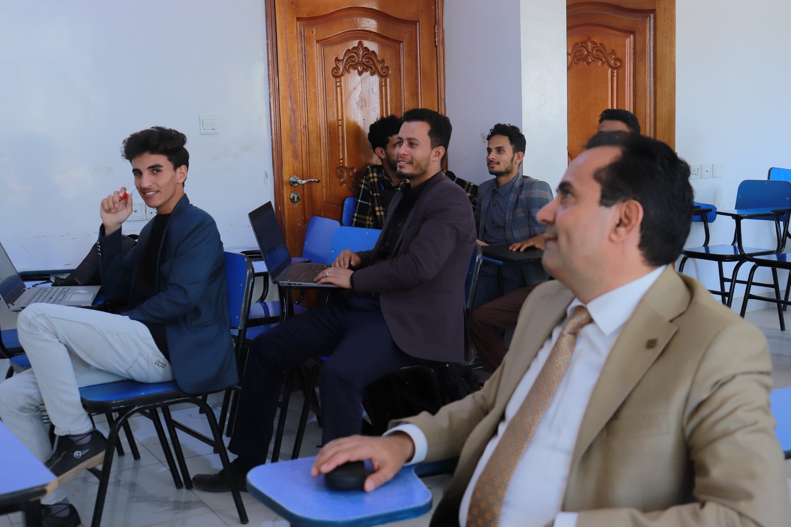 مشاريع الرؤية الحاسوبية لطلبة الذكاء الاصطناعي بالجامعة التخصصية الحديثة | الرؤية الحاسوبية والتعلم العميق | الابتكار والربط مع سوق العمل | طلبة الذكاء الاصطناعي المستوى الرابع | مشاريع Computer Vision بالجامعات | مشاريع الرؤية الحاسوبية والتعلم العميق | منصة ذكية لرعاية الماشية والثروة الحيوانية | تحليل وتعبير الوجه بتقنيات التعلم العميق