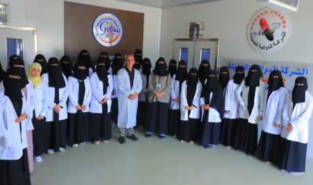 طلبة الصيدلة في زيارة علمية إلى شركتي الدوائية والعالمية