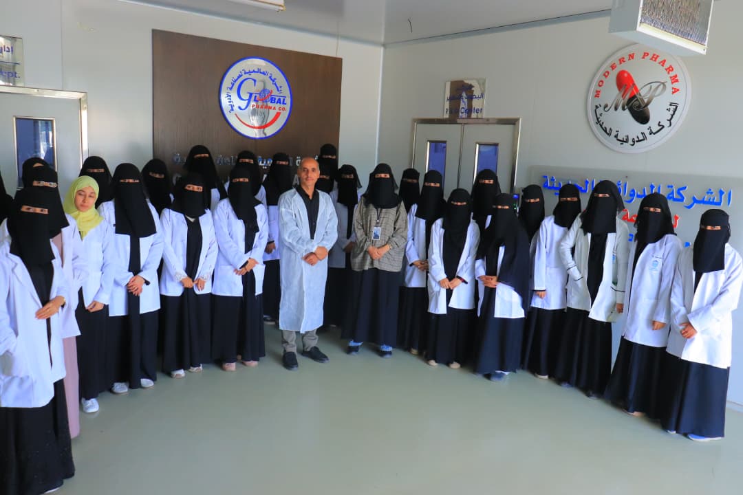 طلبة الصيدلة في زيارة علمية إلى شركتي الدوائية والعالمية | الجامعة التخصصية الحديثة