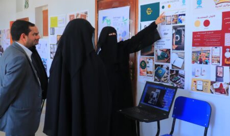 مناقشة مشاريع مادة التايبوجرافي لطلاب التصميم الجرافيكي والملتميديا
