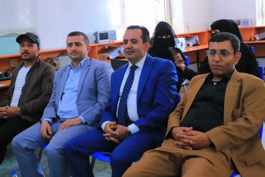 مناقشة مشاريع الواقع الافتراضي وتصميم واجهات المحلات | الجامعة التخصصية الحديثة