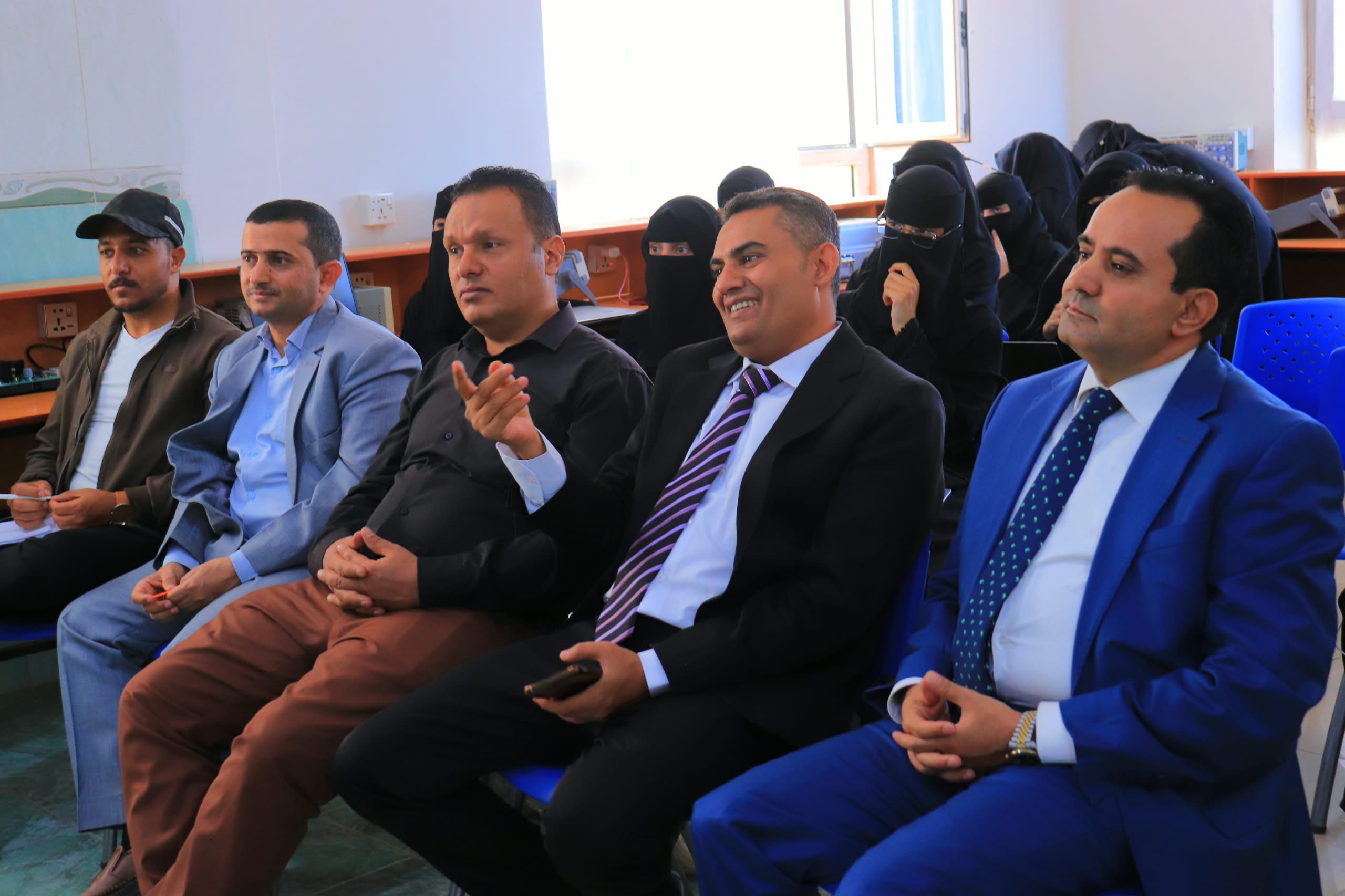 مناقشة مشاريع النمذجة ثلاثية الأبعاد | الجامعة التخصصية الحديثة