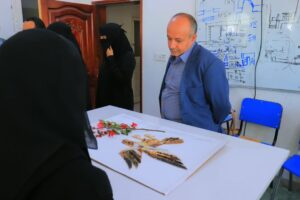 طلبة المستوى الأول بالجامعة التخصصية الحديثة | الملمس في التصميم الداخلي | عالم الملمس لاستكشاف الخامات والمواد | توظيف الملمس والضوء واللون