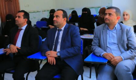 مناقشة مشاريع الهوية البصرية لطلاب التصميم الجرافيكي والملتيميديا