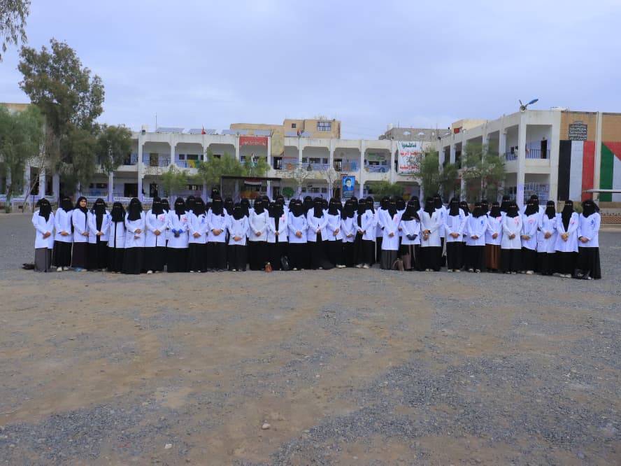 حملة التوعية بسرطان الثدي والإنفلونزا التي نفذتها الجامعة التخصصية الحديثة في مدارس صنعاء